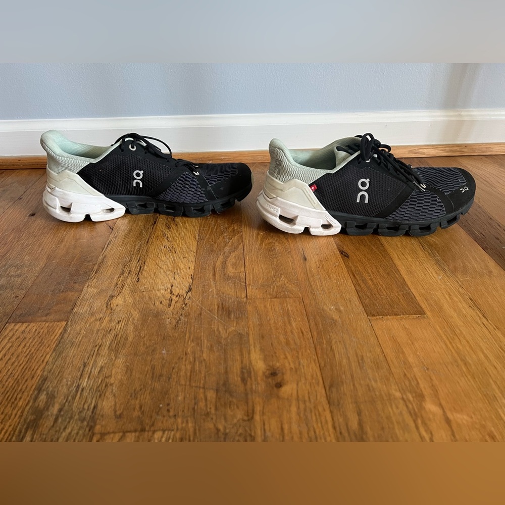 On cloud running shoes womens